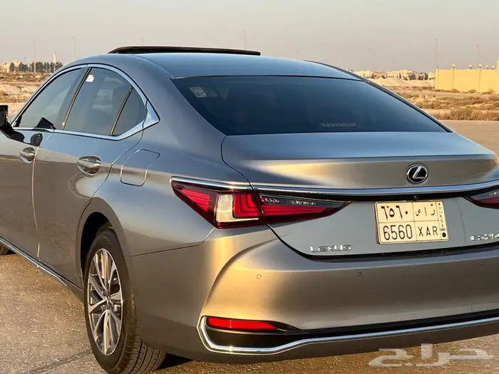 للبيع لكزس es 250 AA 2023 4