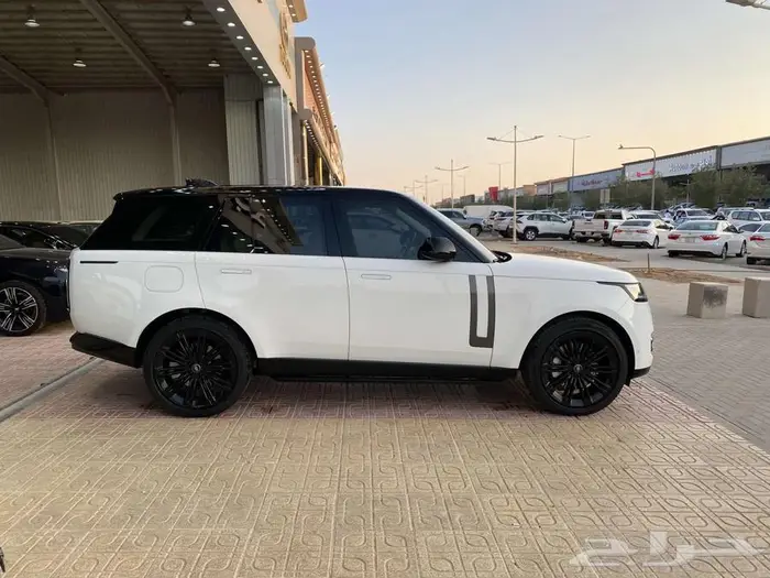 رينج روفر HSE 2023 ابيض 4
