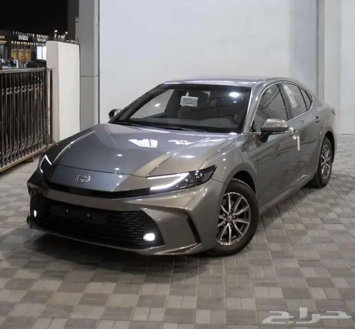 تويوتا كامري E استندر بنزين لون تيتانيوم موديل 2025 0