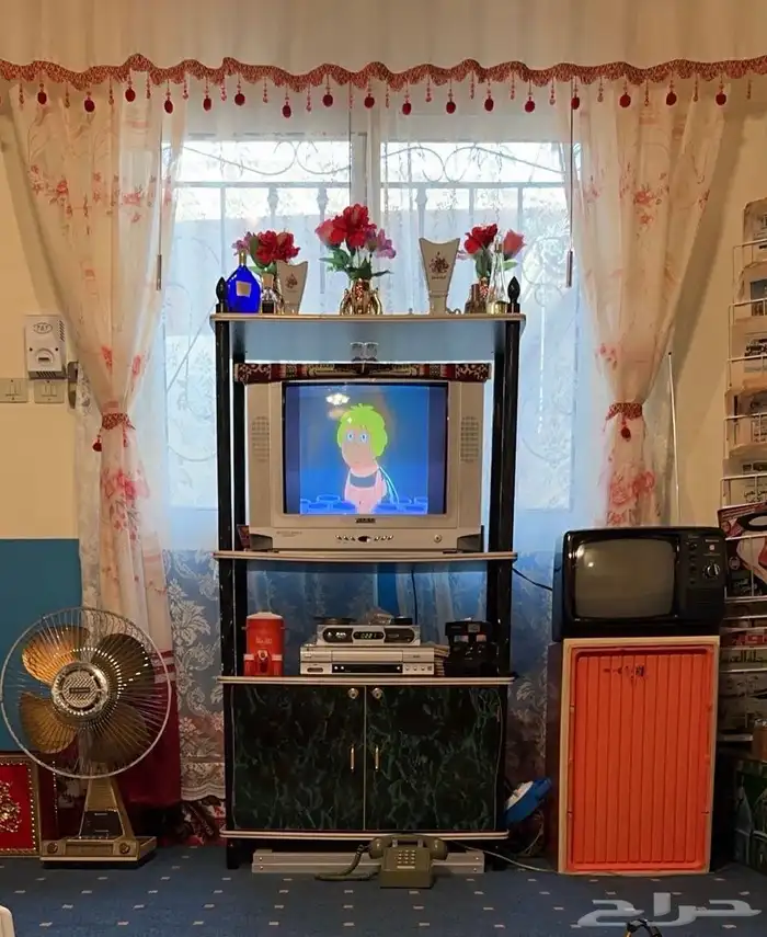 مكتبة تلفزيون قديمة 0