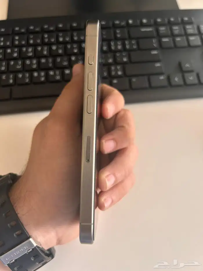 للبيع   iPhone 15 Pro بحالة شبه جديد 3