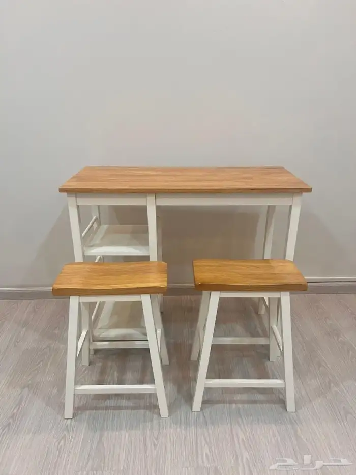 طاولة مع كرسيين من هوم سنتر 1