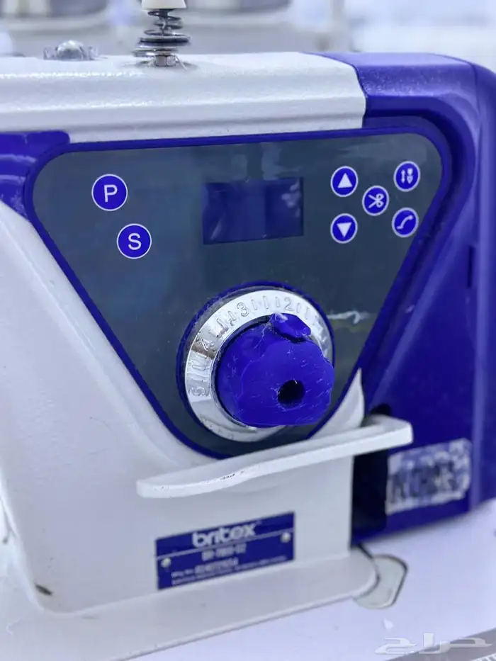 للبيع مكائن خياطة مع طاولاتها نظيفة جدا  عدد 3 2