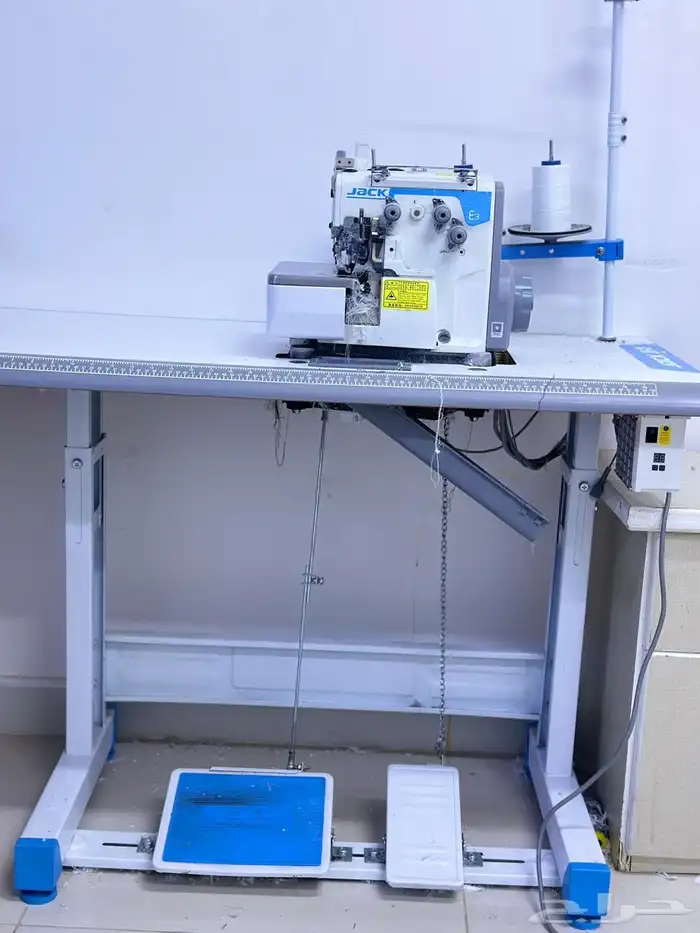 للبيع مكائن خياطة مع طاولاتها نظيفة جدا  عدد 3 0