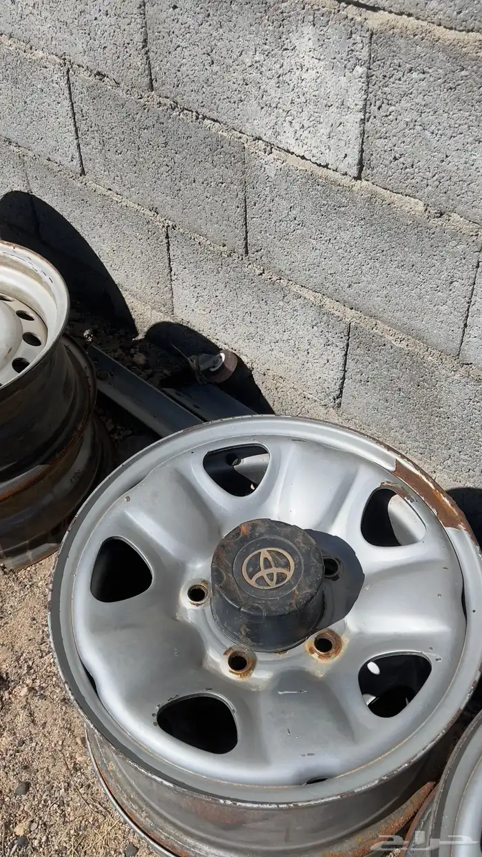 جنوط صالون 1999 خمس حبات للبيع بدون صواميل فيه جنط متضرر 0