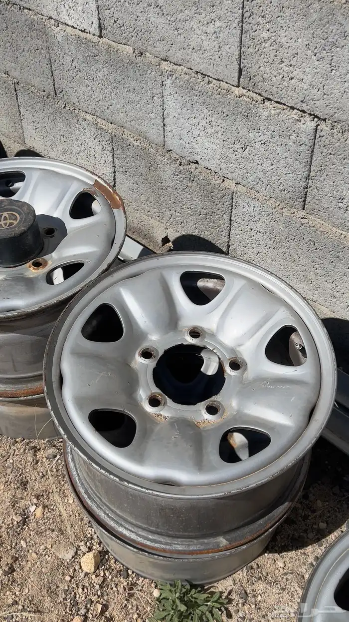 جنوط صالون 1999 خمس حبات للبيع بدون صواميل فيه جنط متضرر 1