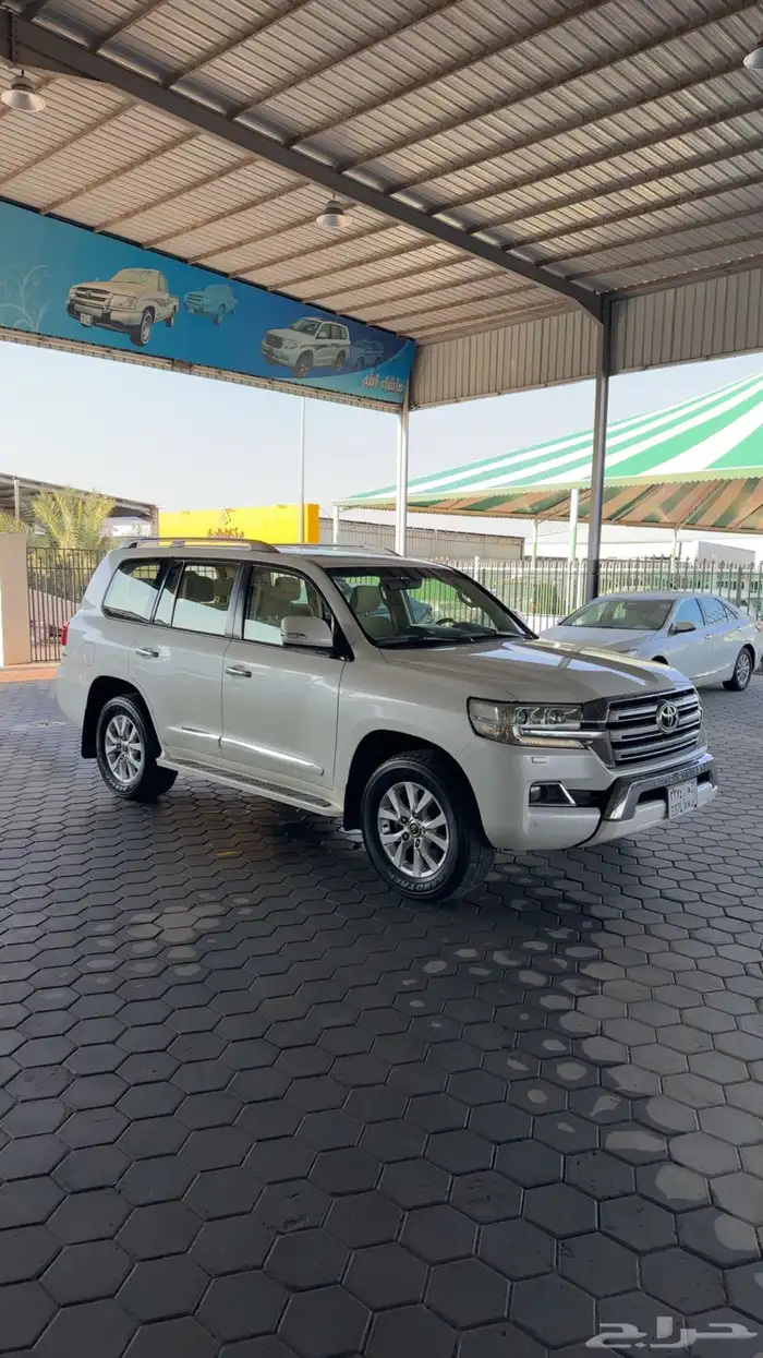 لاندكروزر 2016 سعودي فل كامل ب 170.000 2
