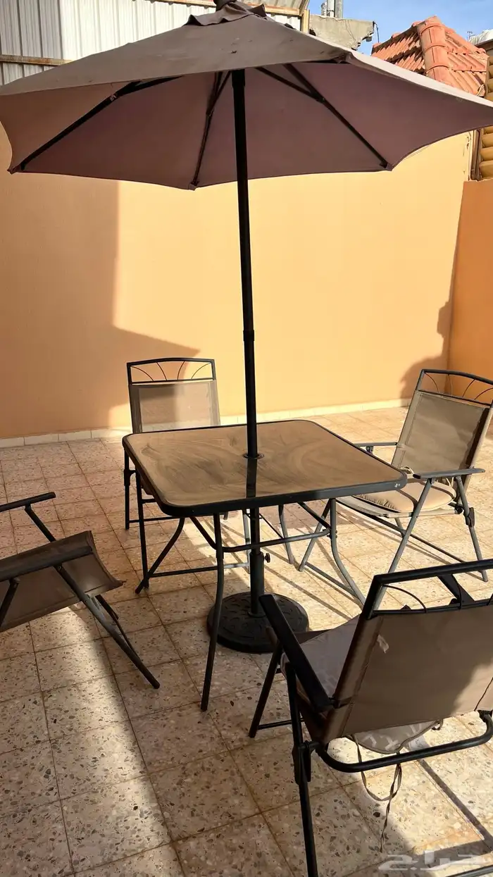 طاوله جلسة خارجيه من ساكو وشجر زينه واغراض مواعين 1