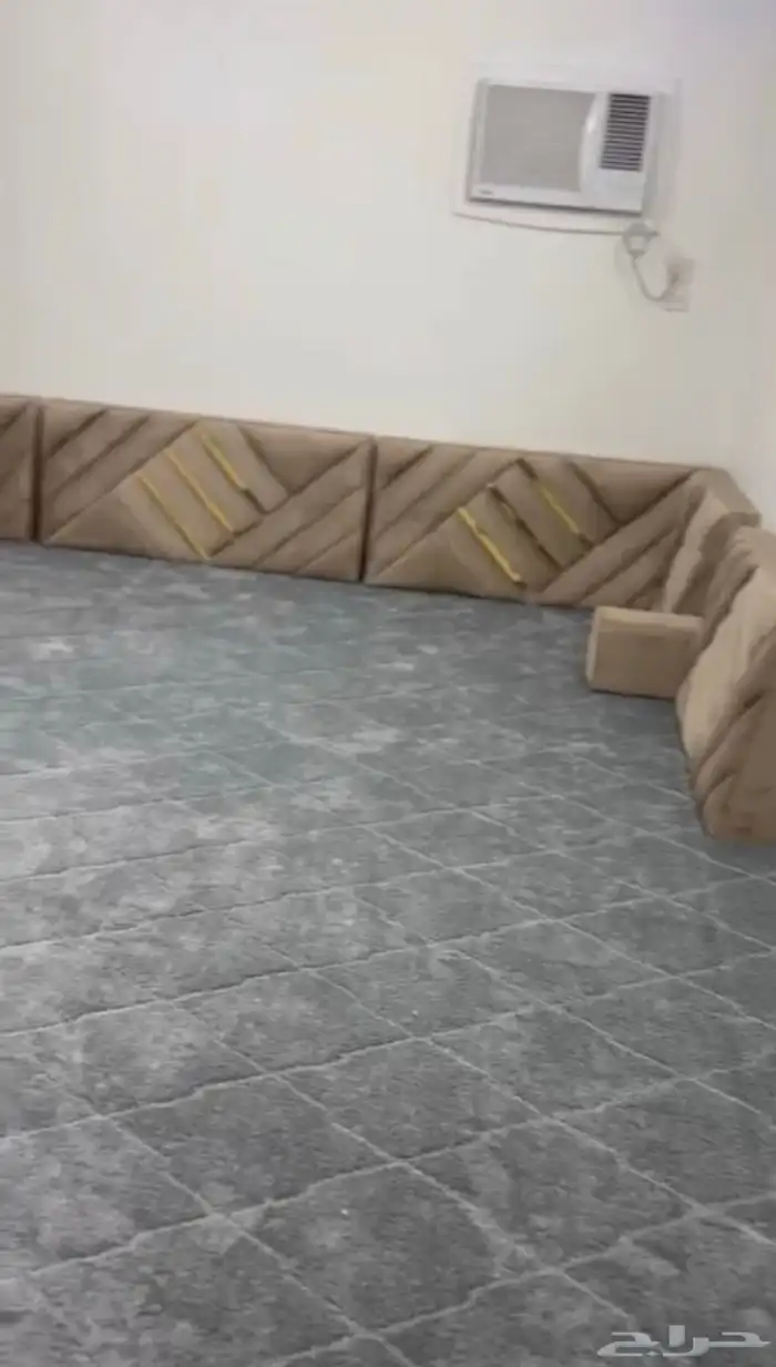 مساند للظهر عدد ثلاث قطع وزاويتين ومكيف وفرشه تقريبا 4 5 0