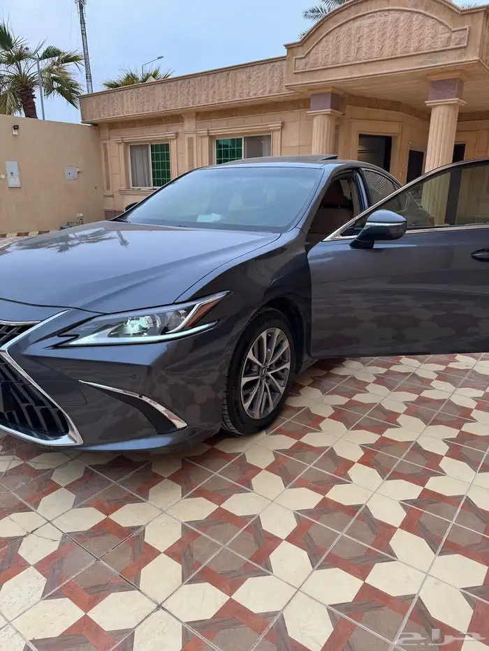 LEXUS ES300h عبداللطيف جميل 4