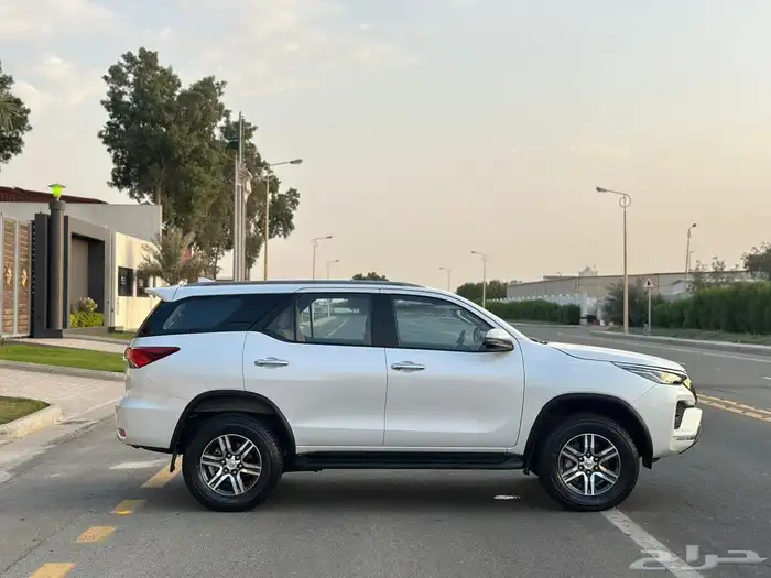 تويوتا فورشنر 2023 VX1 سته سلندر 7