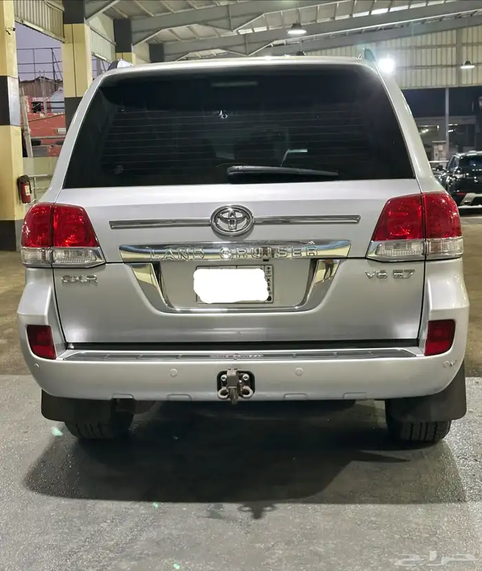 تويوتا لاند كروزر 2010 وارد خليجي 6 سلندر عداد 300 الف 8