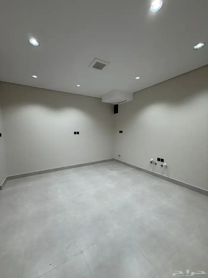 للبيع شقق ارضيه ببايكة سيارة وشقق علويه ف ابها حي الزهور 10