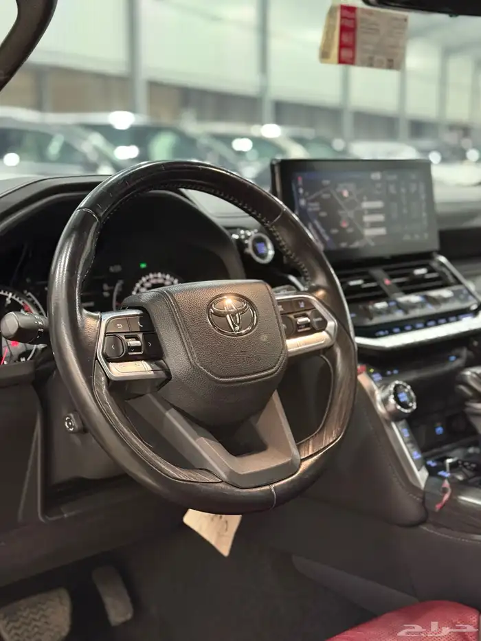 تويوتا لاندكروزر 2023 VX.R بنزين عداد 73 الف فقط 15