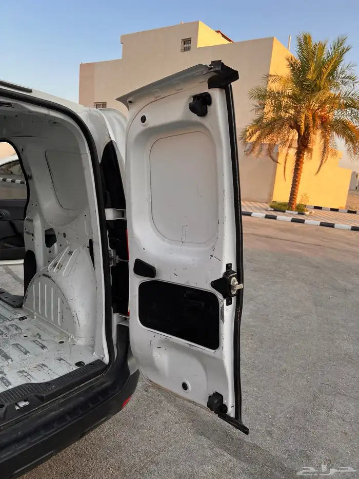 رينو دوكر فان 9