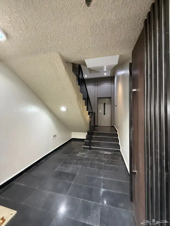 للبيع روف علوي بدرج داخلى وخارجي بحى الراقي شرق خميس مشيط 1