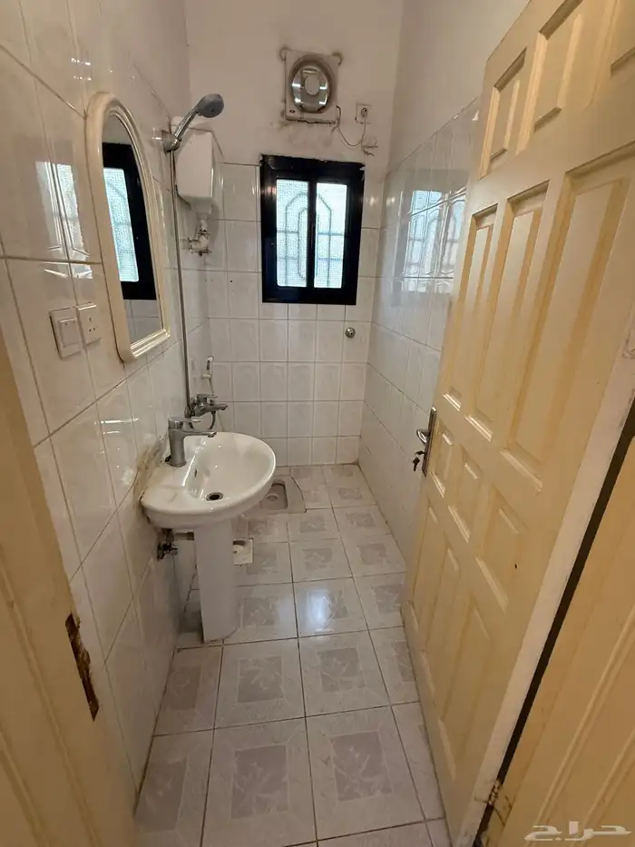 شقة لإيجار ثلاث غرف بدون صالة في حي الربوة على شارع حراء 5