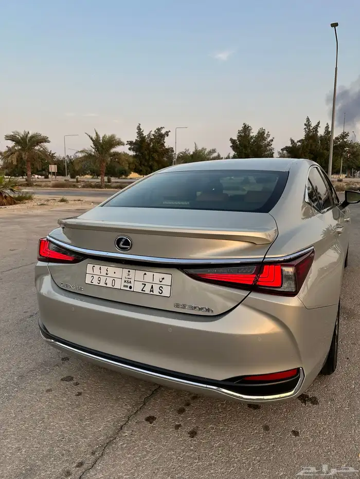 لكزس ES300h هايبرد 2021 بحالة الوكالة سعودي 4