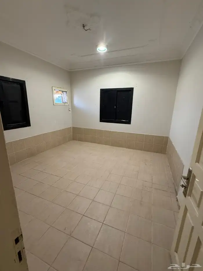 شقة لإيجار ثلاث غرف بدون صالة في حي الربوة على شارع حراء 7