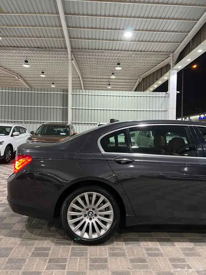 BMW 730 موديل 2012 مخزن للبيع 6