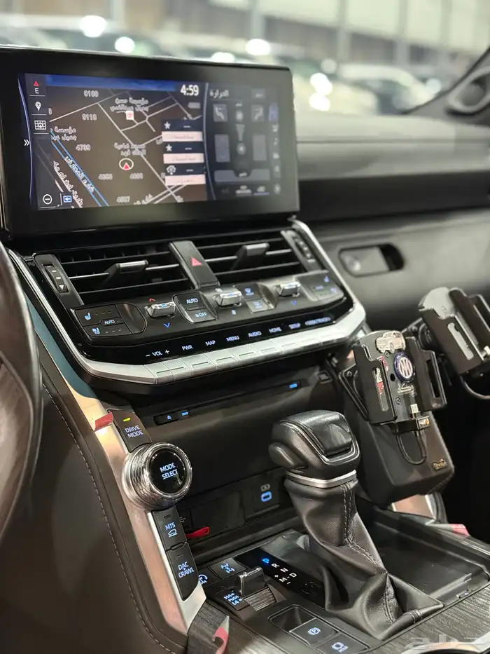 تويوتا لاندكروزر 2023 VX.R بنزين عداد 73 الف فقط 17