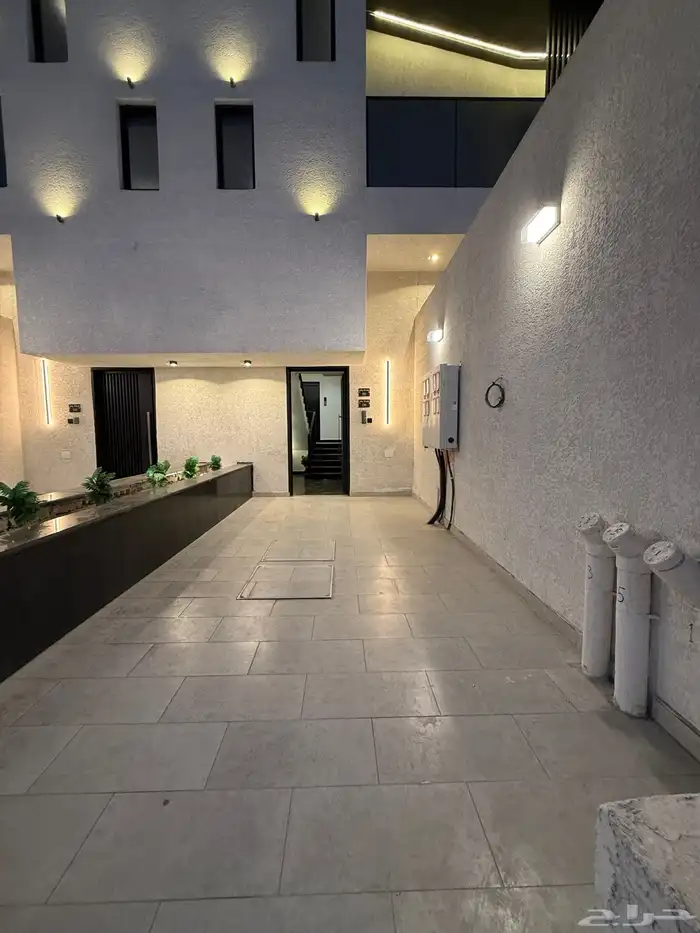 للبيع شقق ارضيه ببايكة سيارة وشقق علويه ف ابها حي الزهور 18