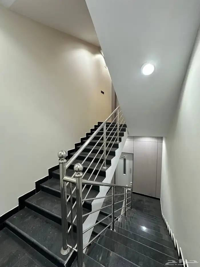 للبيع روف علوى وملحق بمشب 9غرف ودرج خارجي قرب الخدمات700الف 3