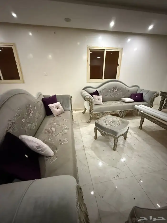 طقم كنب مع طاولات وفرش للطاولات وستائر (مستعمل) 3