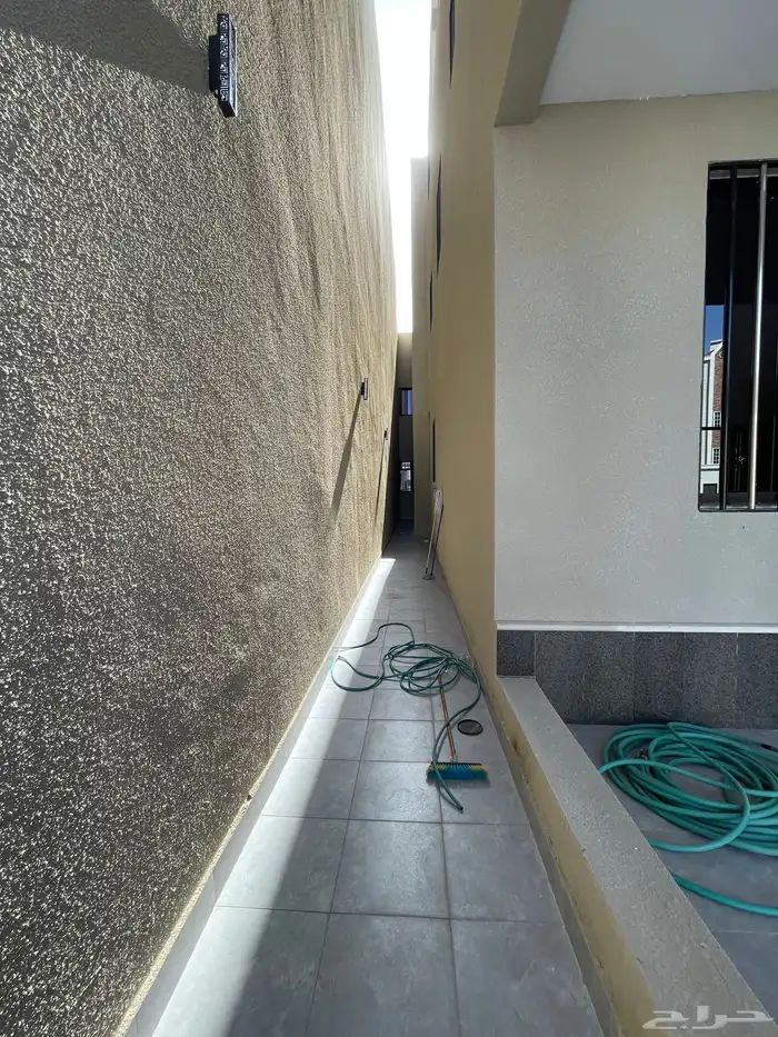 للبيع شقه دور ارضى بحوش وبايكة سياره طريق ابها الخميس 5