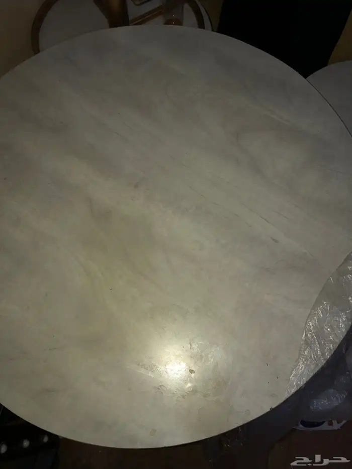طاوله نظيفه وجديده مع 4 طاولات خدمه 0