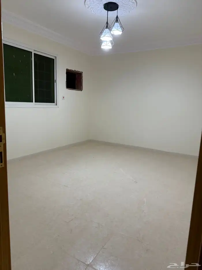 شقة للإيجار مدخلين غرفتين وصاله ومجلس حي اليرموك عوايل 7