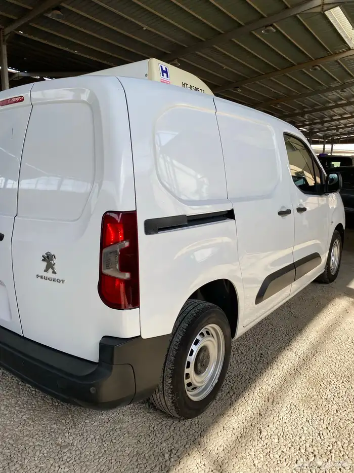 (( يوجد لدينا مجموعه من بيجو بارتنر 2022 ثلاجه تبريد)) 15