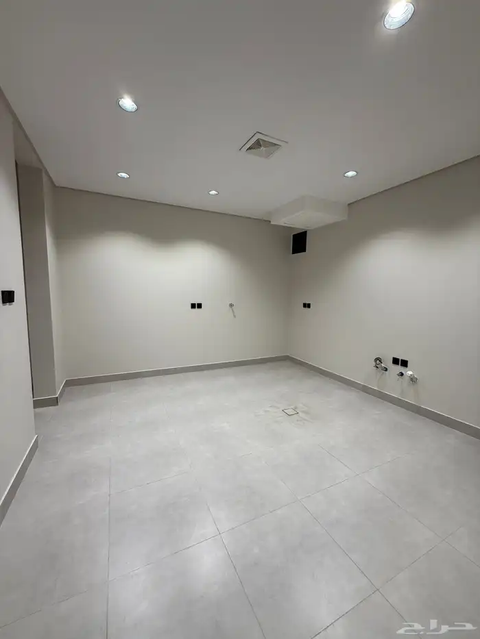 للبيع شقق ارضيه ببايكة سيارة وشقق علويه ف ابها حي الزهور 28