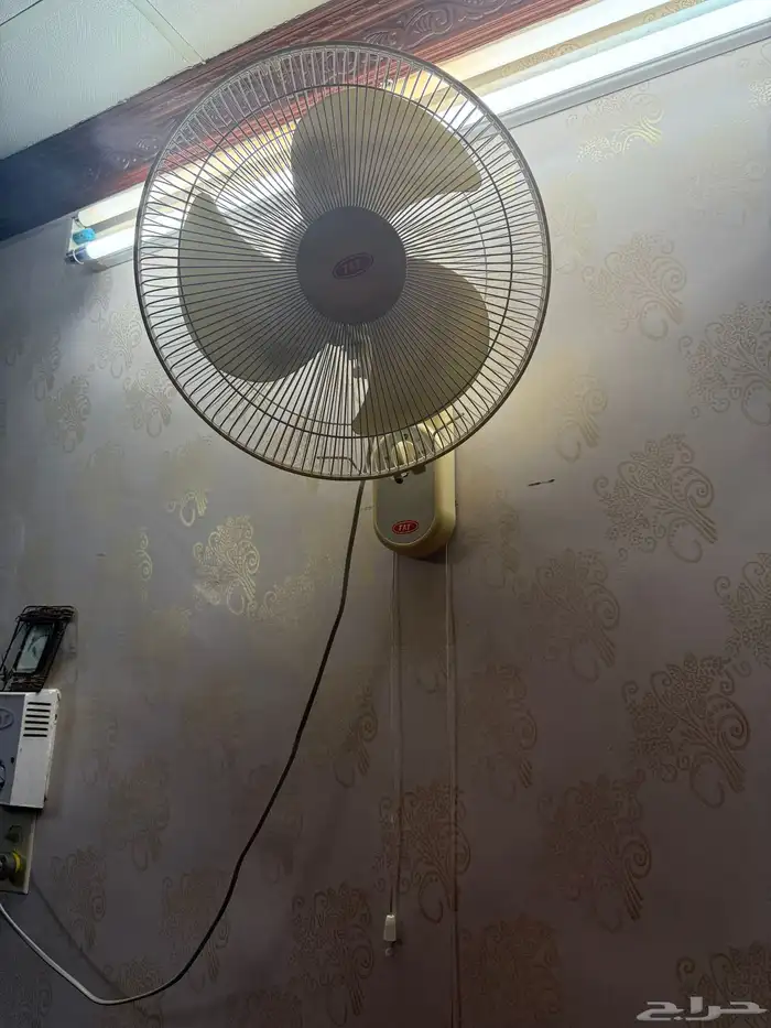 يتوفر 4 حبات مراوح جداريه شغل نظيف استخدام قليل 0