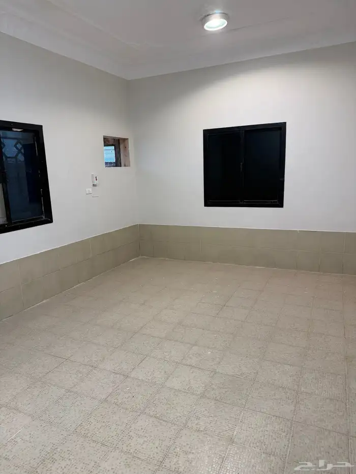 شقة لإيجار ثلاث غرف بدون صالة في حي الربوة على شارع حراء 0