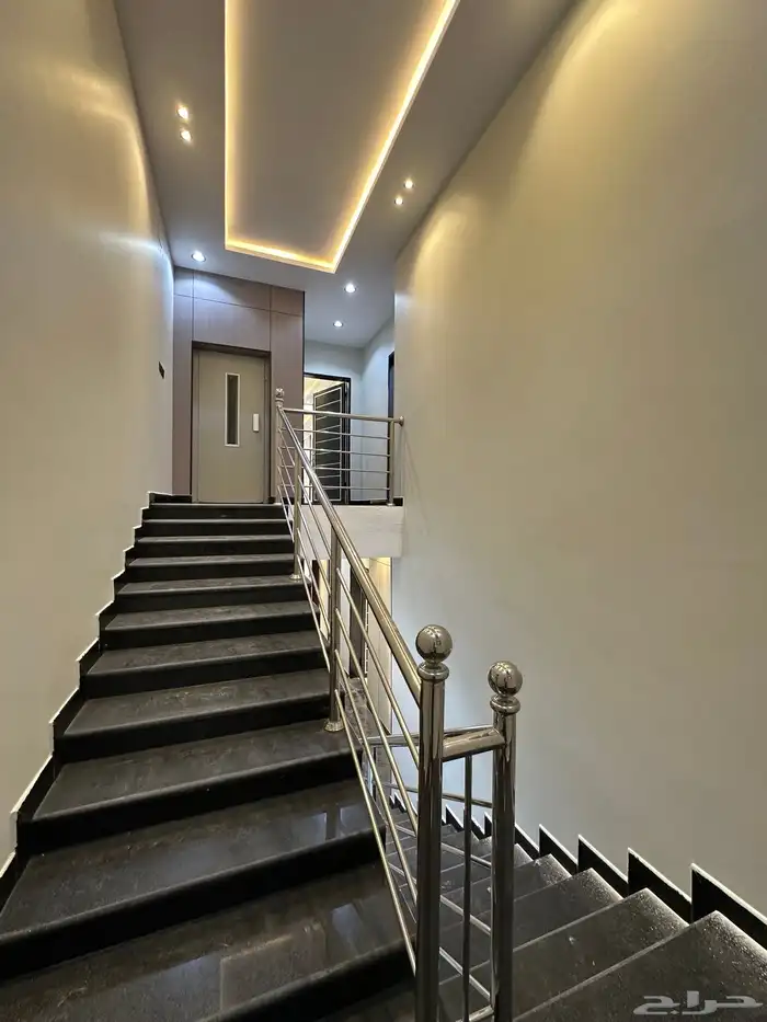 للبيع روف علوى وملحق بمشب 9غرف ودرج خارجي قرب الخدمات700الف 19