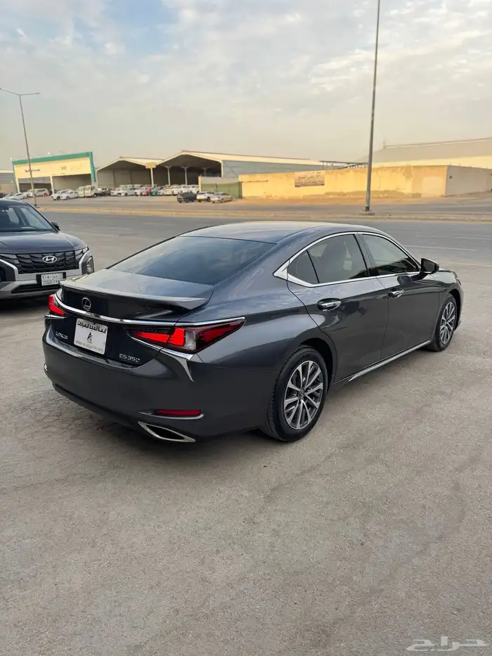 للبيع لكزس ES350 2023 - ستاندر - بحالة الوكاله 3