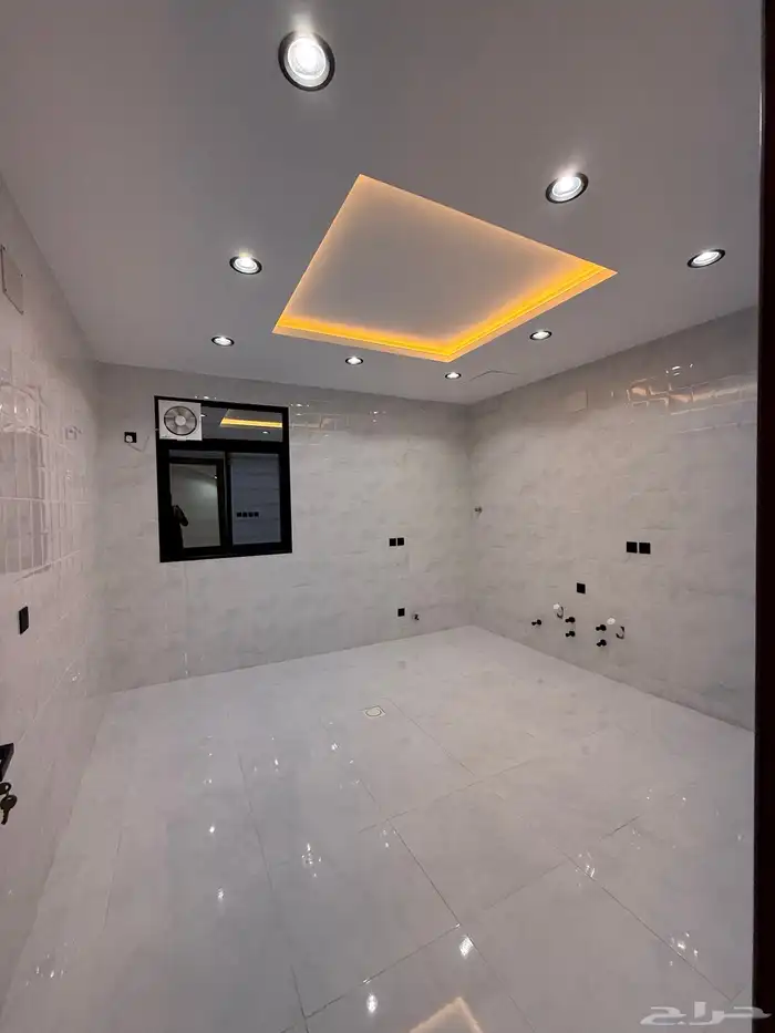 للبيع روف علوي بدرج داخلى وخارجي بحى الراقي شرق خميس مشيط 12