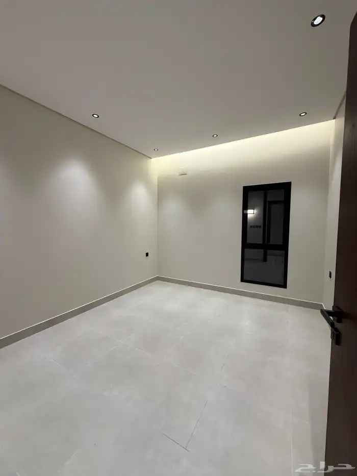 للبيع شقق ارضيه ببايكة سيارة وشقق علويه ف ابها حي الزهور 13