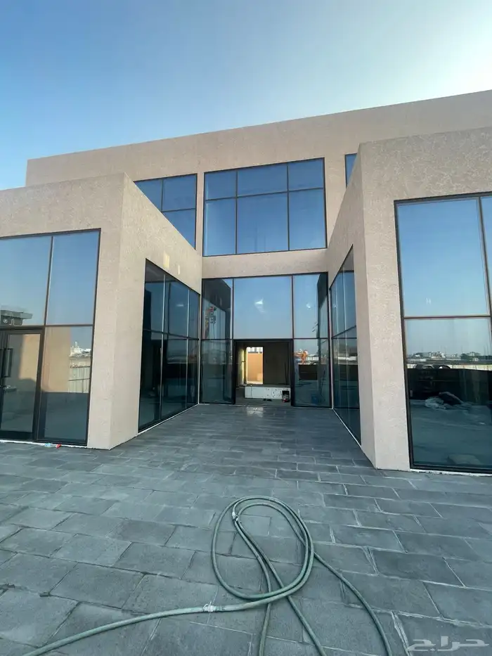 للبيع مبنى تجاري مميز في ابحر الشماليه طريق الملك سعود 6