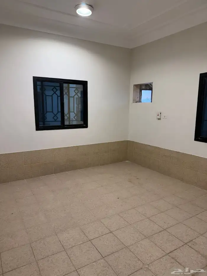 شقة لإيجار ثلاث غرف بدون صالة في حي الربوة على شارع حراء 1