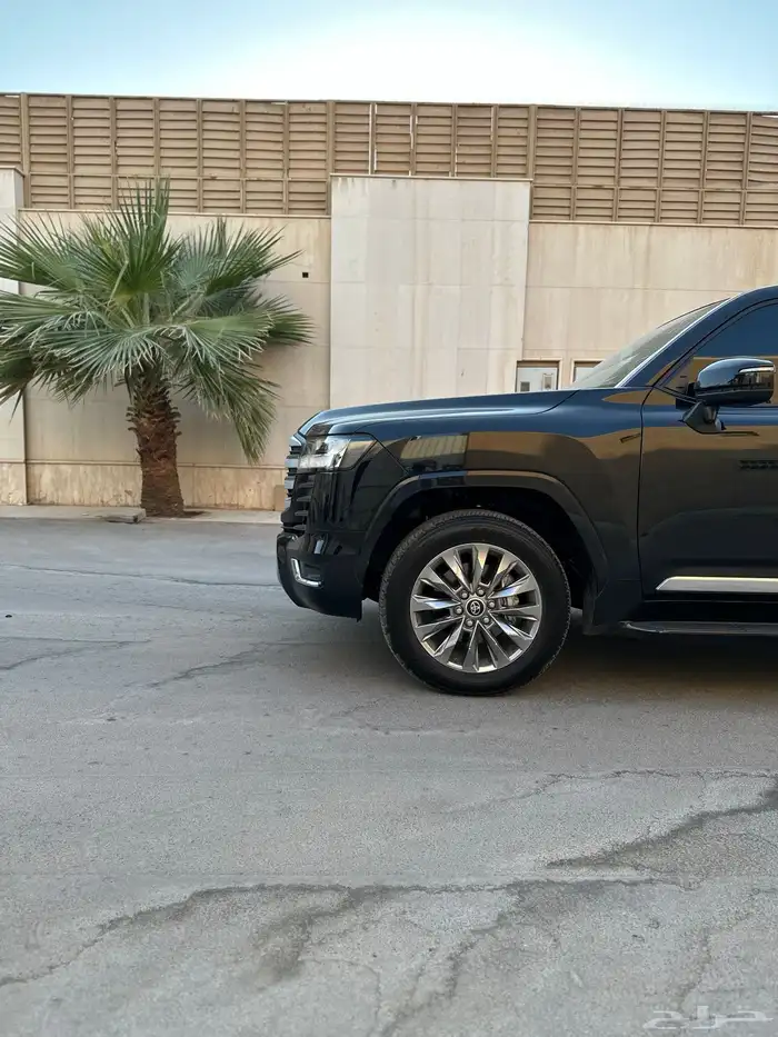 لاندكروزر عبداللطيف جميل 2025 L4 2