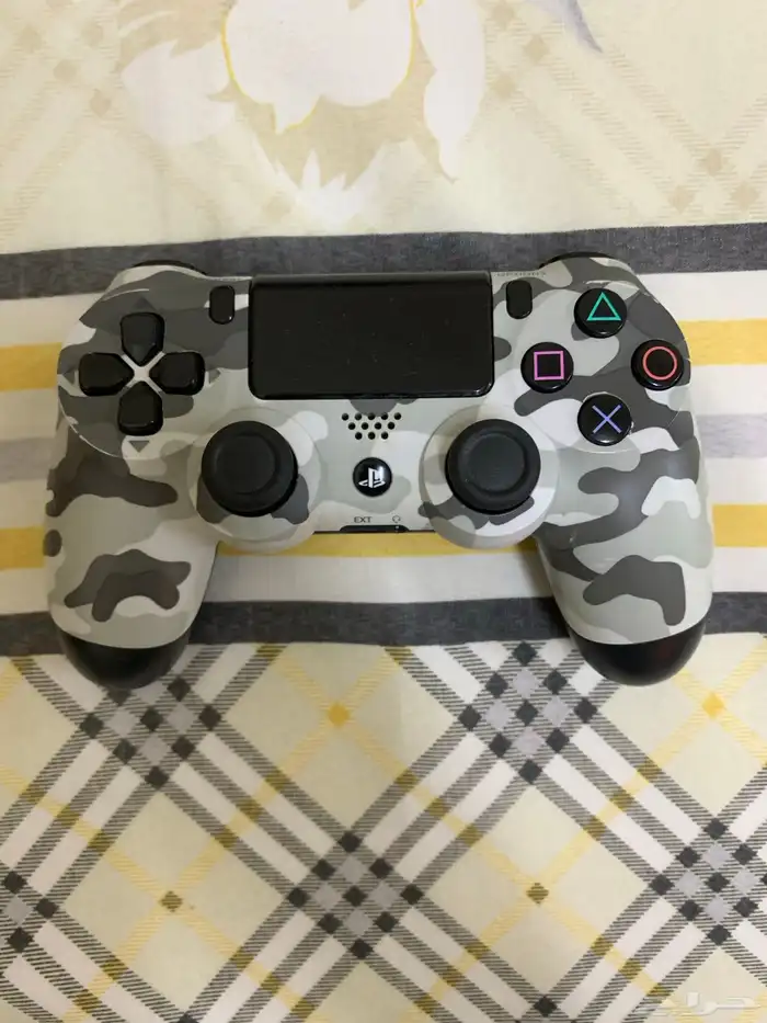 يد سوني 4 للبيع اصلية وكالة سليمة على ضمانتي 0