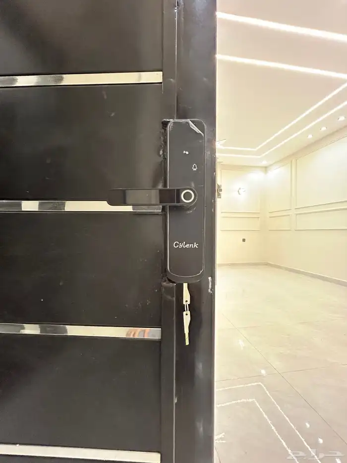 للبيع شقة نظام دور مع سطح خاص 6غرف وصاله حي الإسكان 5