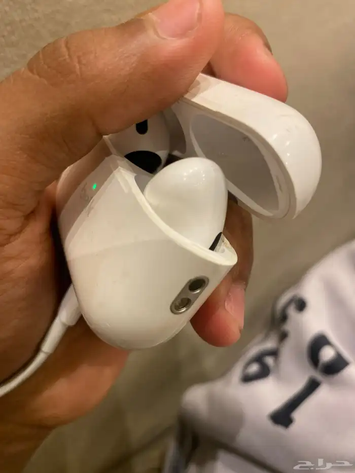 سماعة استخدام نظيف يوجد فيها كسر بسيط تشتغل السماعة الشاحن 1