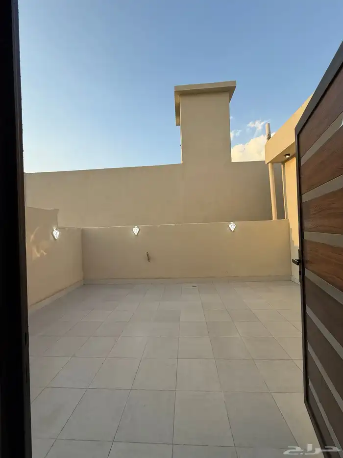 للبيع روف علوي بدرج داخلى وخارجي بحى الراقي شرق خميس مشيط 35