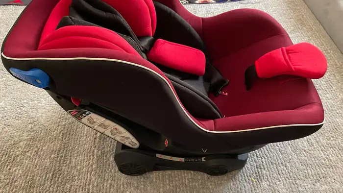 كرسي اطفال للسيارة بحاله جديده 1