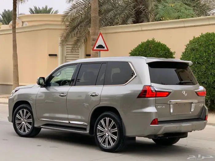 لكزس LX 570 2016 عداد قليل بحالة الوكالة 4
