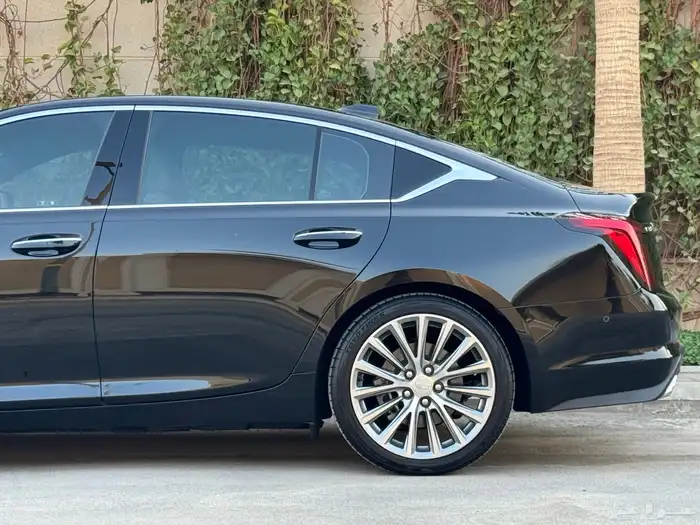 كاديلاك CT5 موديل 2023 اعلى فئة مخزن ممشى 6 الف تحت الضمان 60