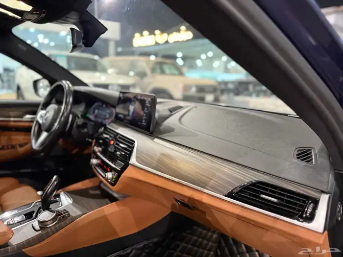 للبيع BMW 530 موديل 2023 فل كامل كيت M 13